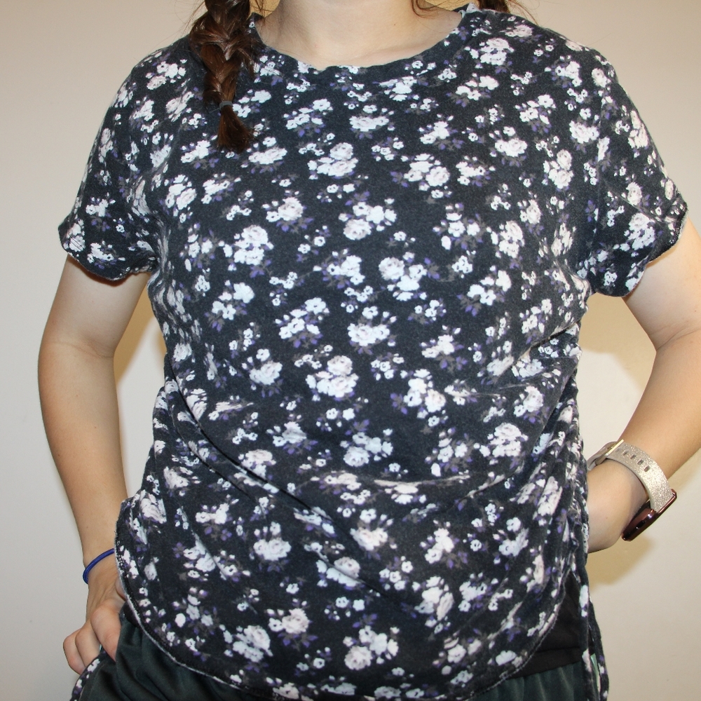 Women's Black Floral VS Tee Size Medium